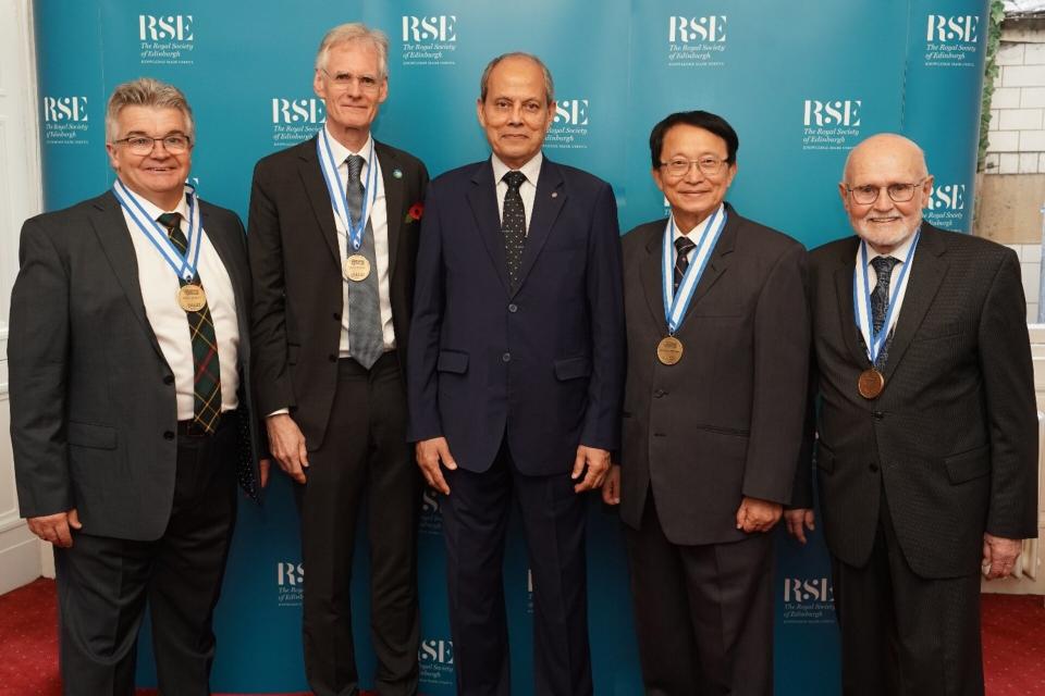 Präsident Rahman (Bildmitte): „Im Namen des IEEE und des Sponsors der Medaille ARM gratulieren wir den 2019 – 2023 Maxwell Medaille Empfängern:  David Flynn und David Jaggar (2019) (links), Mau-Chung Frank Chang (2023) (rechts) und Ingo Wolff (2022) (rechts außen)“.