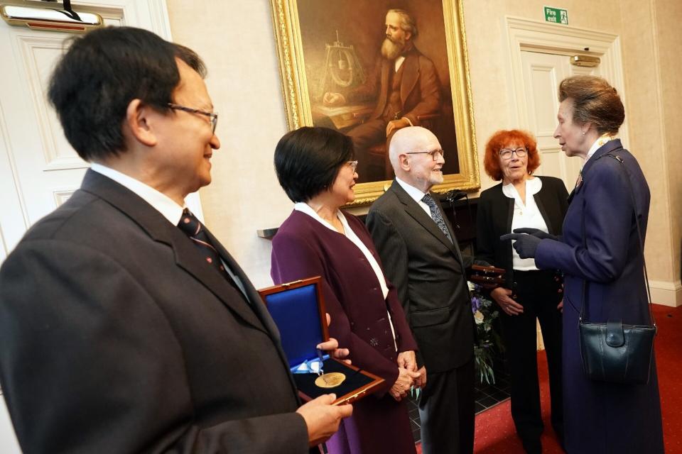 Prinzessin Anne im Gespräch mit Prof. Wolff unter dem Bild des Namensgebers des Preises: James Clerk Maxwell nach der Preisverleihung. Links im Bild: Prof. Chang (Preisträger 2023) und seine Frau, rechts Hannelore Bolkenius. <br>