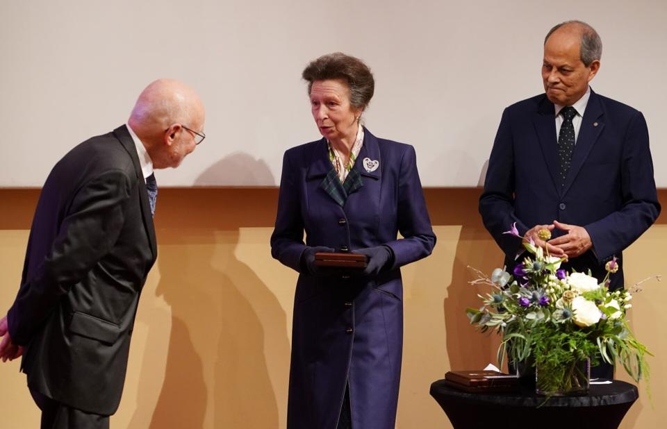 Die königliche Hoheit Prinzessin Anne und der Präsident des IEEE Saifur Rahman begrüßen Prof. Wolff und überreichen ihm die IEEE/RSE James Clerk Maxwell Medaille für das Jahr 2022.<br>